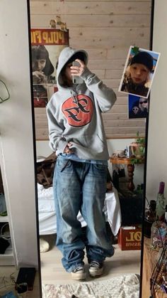 outfit inspo. 90s Fashion Baggy Clothes, Baggyoutfit Ideas, How To Style Baggy Hoodie, Very Baggy Outfits, Sportcore Outfits, Skater Hoodie Outfit, Mid90s Fits, Baggy Clothes Outfit Y2k, All Baggy Outfit