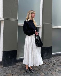 Style A White Maxi Skirt, Fluffy Skirt Outfit, White Maxi Skirt Outfit, Chica Chola, White Skirt Outfits, Scandi Fashion, Rok Outfit, Maxi Skirt Style