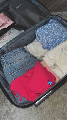 Packing Snapchat Stories, Packing Snap, Pack Light For Travel, Shopping Snap Story, Traveling Clothes, Travel Snap, Light Packing Tips, Medicine Snaps, Perjalanan Kota