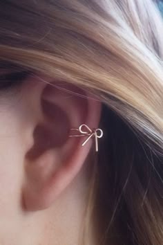 Facil de hacer con forma de moño <3 3 Ear Piercings And Cartilage, Ear Piercing, Lovely Earrings, Piercing Tattoo