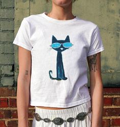 graphic baby tee with pete the cat design printed on ! Diy Graphic Tee, Patchwork Tee, Graphic Baby Tee, Cat Baby, Baby Graphic Tees, Pete The Cat, Cat Hoodie, Embroidered Tee, Cat Sweatshirt