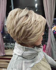 25 Feathered Bob Haircuts That Add Fullness & Movement to Your Hair Feathered Bob, Stacked Haircuts, Stacked Hair, Stacked Bob Haircut, Bob Haircut For Fine Hair, Short Hair Trends, Short Hairstyles For Thick Hair, Bob Hairstyles For Fine Hair, Hair Haircuts