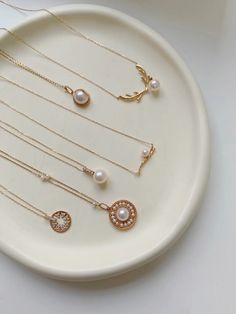 Simple Jewelry Photography, Photographing Jewelry Ideas, Jewelry Product Photography Ideas, Jewelry Product Shots Ideas, Creative Jewelry Photography Ideas, Jewelry Flat Lay, Jewelry Photography Tips, Jewelry Photo Ideas, Jewelry Flatlay