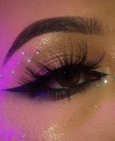 Sylwestrowy Make Up, Makeup Looks Shiny, Eyeliner And Gems Makeup, Black And Rhinestone Makeup, Eye Makeup Ideas With Gems, Gems On Makeup, Euphoria Black Makeup, Black Gem Makeup Looks, Black Gem Eye Makeup