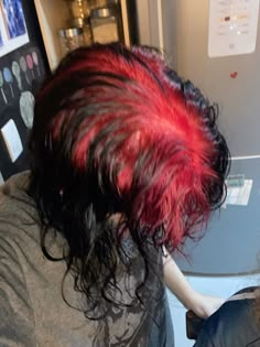 achei pinterestico Cool Red Hair Dye Ideas, Bright Red Hair Dye Ideas, Red Shadow Root Black Hair, Red Roots And Black Hair, Red Ghost Roots, Dyed Hair Y2k, Black And Red Curly Hair, Root Hair Dye, Red Hair With Black Roots