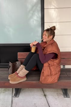 Thick Fall Outfits, Mama Fall Outfits, Tshirt And Sneakers Outfit, Comfy Coffee Shop Outfit, Bre Sheppard Outfits, Cute Coffee Shop Outfits, Fall Post Partum Outfits, Fall Outfits Everyday, Fall Outfit Inspo 2023