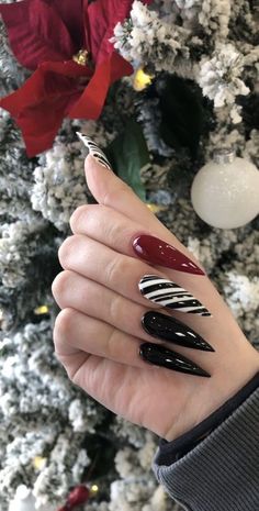 Gothic Christmas Nails Acrylic, Christmas Witch Nails, Christmas Nails Edgy, Edgy Christmas Nails Acrylic, Goth Christmas Nails Designs, Gothic Xmas Nails, Christmas Nails Acrylic Stiletto, Christmas Nails Grunge, Halloween Christmas Nails