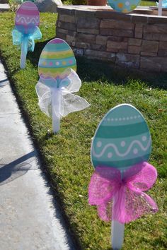 some candy lollipops are sitting in the grass