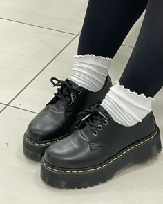 Platform Shoes Doc Martens, Aesthetic Oxford Shoes, Holly Platform Oxford Outfits, Oxford Shoes Aesthetic, Oxford Shoes Outfit Aesthetic, Platform Oxford Shoes Outfit, Derby Shoes Women Outfit, Doc Martens 1461 Platform, Platform Oxfords Outfit