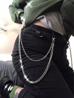 Chain Outfit Aesthetic, Chain Outfit, Emo Jewelry, Wallet Chains, Pant Chains, E Girl, Wallet Chain, Edgy Outfits, Outfits Aesthetic