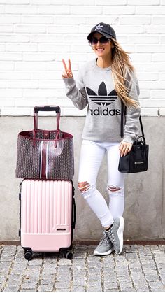 Comfy vacation look with adidas, white jeans and black Celine bag. Leggings Outfits Winter, Summer Outfits Travel, Travel Outfit Spring