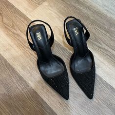 Sparkly Pointy Heels, Zara Shoes 2024, Black Pointed Heels Outfit, Zara Heels Outfit, Pointed Shoes Outfit, Pointed Toe Heels Outfit, Point Toe Heels Outfit, Black Heels Aesthetic, Wear Heels Comfortably