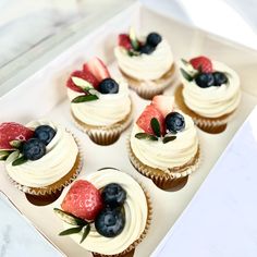 Fruit cupcakes, cupcakes, vanilla cupcakes, Valeria Dolci Cakes Vanilla Fruit Cupcakes, White Cupcakes With Fruit, Cupcakes With Berries On Top, Vanilla Cupcakes Decoration Ideas, Fruit On Cupcakes, Cupcakes With Fresh Fruit, Fresh Fruit Cupcakes, Cupcake Fruit Decoration, Cupcake With Fruit On Top