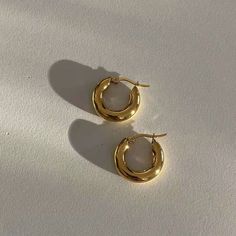 Elevate your style with classic Gold Hoop Earrings, beautifully crafted in 18k gold plating. These timeless hoops offer a touch of simple elegance to any look, making them a versatile and essential piece for every jewelry collection. Thick Gold Hoop Earrings, Boho Hoop Earrings, Small Gold Hoop Earrings, Basic Jewelry, Classic Gold