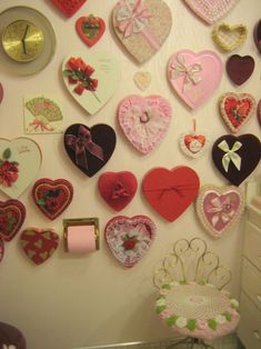 the wall is decorated with many heart shaped magnets