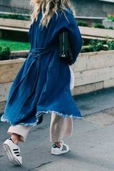 Denim Trench Coat Street Style, Jean Coat Style, Jean Coat Style Women, Denim Coat Street Style, Jeans Coat Outfit, Denim Trench Coat Outfit, Denim Coat Outfit, Denim Overcoat, Adidas Super