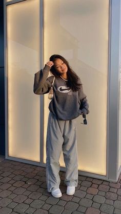 Casual Comfy Aesthetic Outfits, Lazy Tomboy Outfits, Streetwear Fashion Board, Summer In London Aesthetic Outfits, Winter Fit Inspo Streetwear, Cold Fits Aesthetic, Comfy Asethic Outfits, Comfy Mall Outfit, Streetwear Fashion School