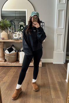 Black Hair Outfits, Uggs Outfit Winter, Gameday Fashion, Outfit With Uggs, Slippers Outfit, Puffer Jacket Outfit, Cute Outfits With Leggings, Black Leggings Outfit, Cozy Winter Outfits