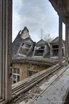 Apocalypse Landscape, Disco Elysium, Apocalypse Aesthetic, Forgotten Places, Post Apocalypse, House On A Hill, Abandoned Buildings, Sam Winchester, Abandoned Houses