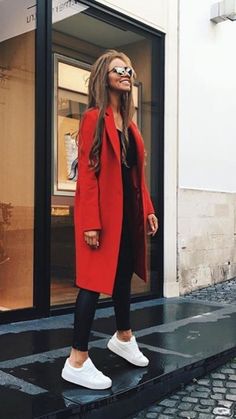 Perfect Winter Outfit, Fest Outfits, How To Wear Leggings, Black Leather Leggings, Sneakers Street Style, Fashion Blogger Style, Red Coat