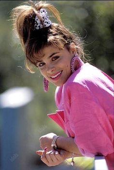 Paula Abdul Paula Abdul 80s Costume, 80s Night Outfit, Paula Abdul 80s, 80’s Hair, 80s Fashion Party, Style Année 80, 1980s Hair, 80s Party Dress, Look 80s