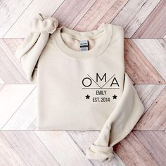 Personalized Oma Sweatshirt with Date, Grandma Sweater, Grandmother Hoodie, Gift for Oma, Pregnancy Announcement Grandparents by SixHeartsDesignCo on Etsy Grandparent Pregnancy Announcement, Grandma Sweater, Pregnancy Announcement, Kid Names, Bathing Beauties, Adult Outfits, Sweatshirts Hoodie, Purses And Bags, Music Clothes