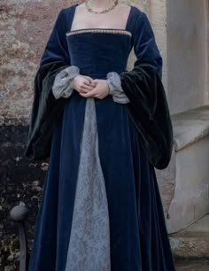 Tudor Fashion Women, Historical Dresses Medieval, 16th Century Dress, Charlotte Hope, The Spanish Princess, Tudor Gown, Tudor Dress, Tudor Fashion, Spanish Princess