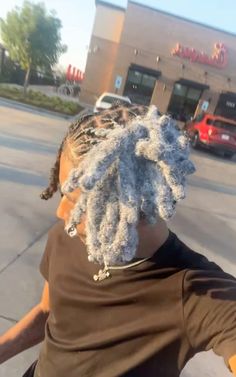 Silver Dreads Men, White Hair Dye On Black Women, Dread Dye Ideas, Ombré Dreads, White Locs, Loc Dye Ideas, Color Dreads, White Dreadlocks, Grey Dreads