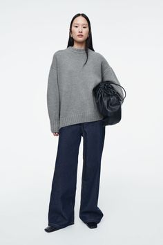 CHUNKY PURE CASHMERE CREW-NECK JUMPER - GREY - COS Grey Pullover Outfit, Belted Cape, Jumper Outfit, Pull Oversize, Land Management, Denim T Shirt, Minimalist Chic, Grey Knit Sweater, Crew Neck Jumper