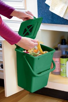 Collect kitchen waste for your compost pile without collecting flies. This Odor-Free Compost Pail has a snap-lock lid and easy-to-replace carbon filters to eliminate food odors. Put it on your countertop, or mount it under your sink. Compost Starter, Composting Food Scraps, Tumbling Composter, Thrift Store Diy Projects, Compost Bucket, Kitchen Compost Bin, Compost Tumbler, Composting Process, Thrift Store Diy