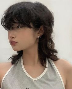 Mullet Haircut Korean, Women Mullet Short Hair, Wavy Mullet Women, Medium Mullet Women, Medium Mullet, Asian Hair Inspo, Mullet Haircut Woman, Weird Haircuts, Korean Mullet