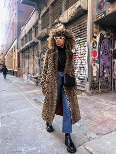 Karen Britchick, Leopard Print Coat Outfit, Styling Coats, Leopard Coat Outfit, Saturday Ideas, Mantel Outfit, Mode Mantel, Leopard Print Outfits, Leopard Coat