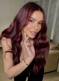 Maroon Hair Outfit Ideas, Wine Cherry Hair, Outfits For Burgundy Hair, Maroon Hair Burgundy Wine, Latina Glasses, Red Hair Latina, Maroon Hair Color, Red Wine Hair, Pelo Color Borgoña