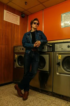 70s Cowboy Aesthetic Men, Once Upon A Time In Hollywood Brad Pitt, Brad Pitt Once Upon A Time Hollywood, Vintage Denim Outfits, 70 Style Outfits, Men Retro Outfit, Vintage Men Outfit, Hollywood Hairstyle, 1960s Mens Fashion