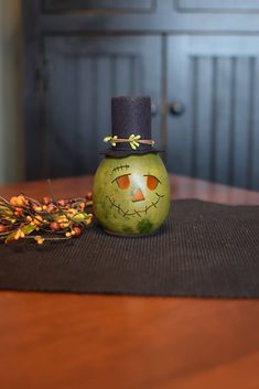 Miniature green Frank gourd at Meadowbrooke Gourds. Gourd Flower Arrangement, Gourd Crafts Ideas, Gooseneck Gourds, Calabash Gourd, Sunflower Season, Gourd Crafts, Black Top Hat, Seed Shop, Gourds Crafts