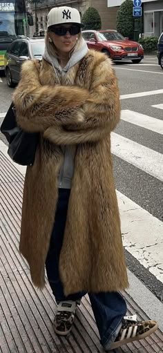 Street Style 2023-2024 Winter Long Fur Coat Outfit, Fur Coat Street Style, Fur Coat Outfit, Long Fur Coat, Iconic Fashion, Paris Outfits, Winter Trends, Coat Outfits, Outfits Women