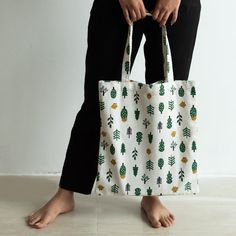 Unleash your inner fashionista with our Tropical Print White Tote Bag! Featuring a stylish black design and beautiful tropical print, this spacious bag will enhance your look. Carry your belongings with ease and keep your purse, coins, and phone organized in the little pocket. It's a great option for any occasion and makes a chic gift for birthdays or Valentine's Day. Go ahead, treat yourself (or a loved one)!       Specs   Material: Cloth Quantity: 1 Pc White Tote Bag, Chic Gifts, White Tote, Tropical Print, Black Design, Valentine's Day, Birthday Gifts, Purse, Valentines