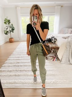 Joggers Summer Outfit Women, Green Linen Joggers Outfit, Green Khaki Joggers Outfit Women, Olive Pants Casual Outfit, Green Joggers Outfit Summer, Women Cargo Joggers Outfit, Joggers And Hat Outfit, Khaki Jogger Outfit, Joggers Fashion