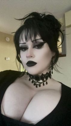 Goth Women Makeup, Goth Mommy Gf, Beautiful Goth Women, Emo Mommy, Hot Goth Makeup, Goth Mommies, Thick Goth Outfits, Goth Girl Art, Emo Women