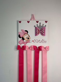 Customize and Personalize beautiful Baby Minnie Mouse bow holder that can help you organize all your different bows/hair-clips for easy accessibility.   Dimensions: 10x10 inch 4x ribbons 25 inch long Just tell us the name you want so we can get it done and ship as soon as possible.  If you have any questions just message us. Thanks. Bow Holder Diy, Diy Bow Holder, Bow Organizer, Minnie Mouse Bow, Baby Minnie, Baby Minnie Mouse, Headband Holder, Hair Bow Holder, Diy Holder