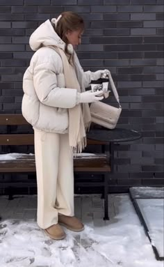 White Jacket Winter Outfit, Winter Outside Outfits Cold Weather, Winter Outfits Cold 2024, Casual Snow Outfits For Women, Winter Warm Outfits Cold Weather, Winter Jackets Aesthetic, Outfits For Night Out, Chic Jean Outfits, Puffer Outfit