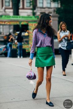 Fashion Week Street Style Outfits, Leandra Medine Style, Fashion Infographic, Gala Gonzalez, Leandra Medine, Fashion Week Street Style, 가을 패션, Green Skirt