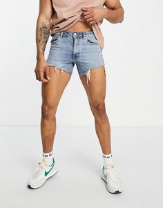 Short en jean par ASOS DESIGN Un modèle de notre sélection durable Effet usé Taille classique Passants pour ceinture Cinq poches Ourlet brut Coupe ajustée Mode Queer, Jean Short Outfits, Mens Jean Shorts, Jeans Outfit Summer, Winter Party Dress, Denim Details, Short En Jean, Casual Denim, Tommy Jeans