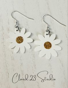 Handmade jelly daisy earrings. Embellished with honey gold centers on either side, these reversible earrings are finished with stainless steel ear wires Cell Phone Screen, Yellow Glitter, Daisy Earrings, Small Earrings, Leather Earrings, Unique Earrings, Handmade Earrings, Jelly, Daisy