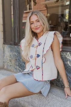 #color_beige Texas Style Fashion, Quilted Vest Outfit, Vest Colorful, Random Wishlist, Western Barbie, Southern Preppy Style, Texas Fashion, Girly Fits, Summer Internship