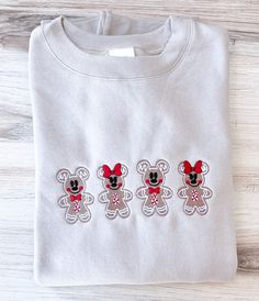 Disney Christmas Embroidery, Christmas Knitted Sweater, Disney Christmas Diy, Embroidered Christmas Sweater, Disney Ugly Christmas Sweater, Christmas Hand Embroidery, Disney Embroidery, Diy Sweatshirt, Embroidery Sweater