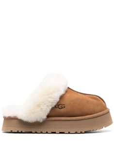 Disquette shearling platform slippers from UGG featuring chestnut brown, shearling lining, slip-on style, embossed logo to the side, round toe, branded insole and platform sole. Ugg Mini Bailey Bow, Ugg Chestnut, Cute Uggs, Ugg Sneakers, Moon Boot, Ugg Bailey, Suede Slippers, Legging Sport, Fabric Labels