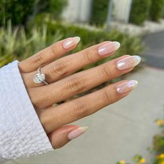 How To Get Glazed Donut Nails, According To Hailey Bieber's Nail Pro Acrylic Nails Chrome, White Chrome Nails, Emerald Nails, Opal Nails, Pink Chrome Nails, Nagellack Trends, Chrome Nails Designs, Nagel Tips