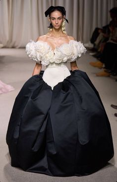 Ivory on X: "Giambattista Valli ~ Spring 2024 Couture https://t.co/NDkXAlfbbO" / X Big Ball Gowns, Runway 2024, Big Skirt, Couture 2024, Big Skirts, Aesthetic Lockscreens, Real Fashion