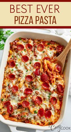 pizza pasta topped with pepperoni in a casserole dish. Pizza Pasta Recipe, Pasta Casserole Recipes, Pizza Roll, Easy Pasta Dinner, Baked Pasta Recipes, Beef Casserole Recipes, Pasta Casserole, Pasta Dinners, Pasta Dinner Recipes